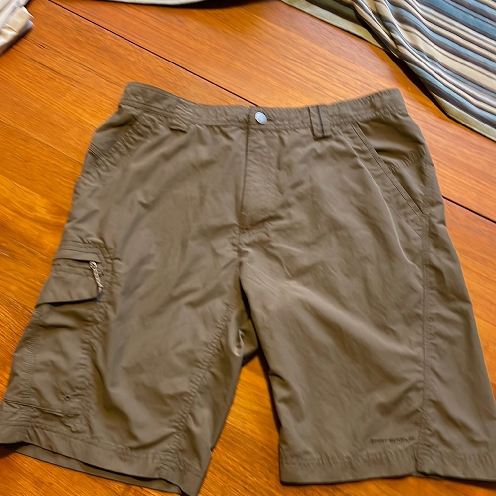 Columbia Cargo Shorts army green color